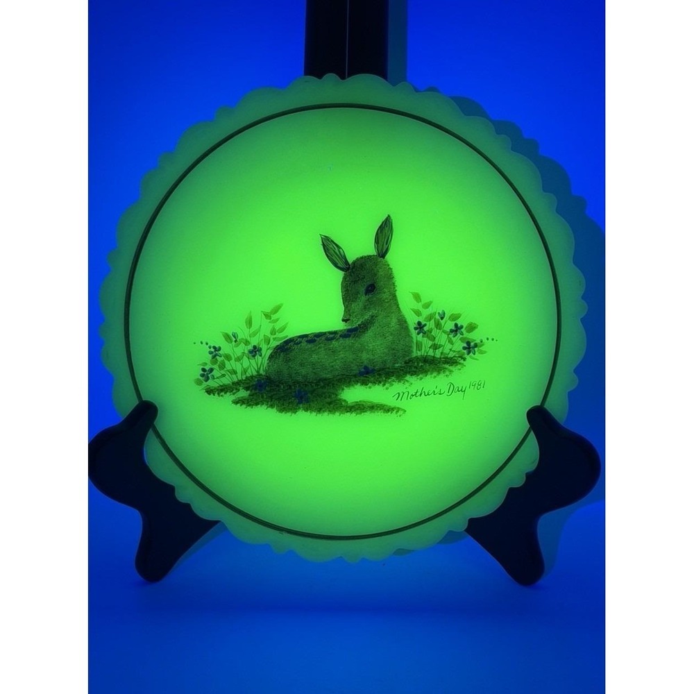 Fenton Uranium Glass Plate 1981 Mother's Day Deer Hand Painted 8"